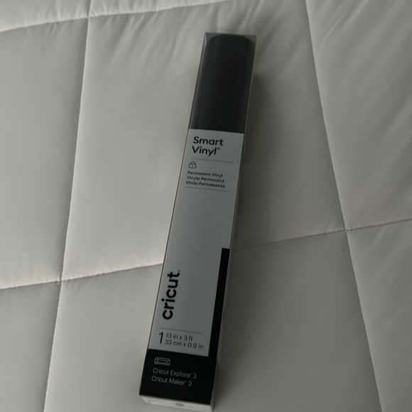 Cricut Smart Permanent Vinyl 13” x 3 feet Black (Matte) - Picture 1 of 4